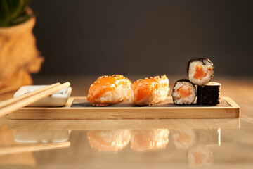 Composizione di sushi maki con decorazione di fiori commestibili