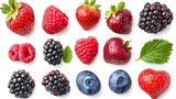 Variada colección de bayas frescas como fresas, frambuesas, moras y arándanos, acompañadas de hojas verdes. Perfecto para mostrar la diversidad de frutas saludables y naturales.