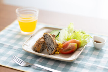 朝日が差し込む窓辺に置かれた朝食