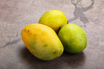 Canvas Print - Fresh sweet and juicy mango heap