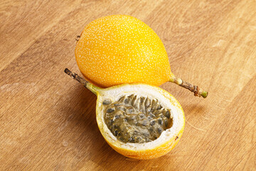 Poster - Yellow granadilla with cut half