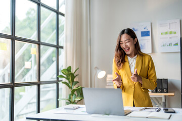 Wall Mural - asian businesswoman pointing at laptop screen having video call at office