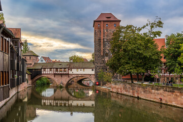 Das Henkerhaus in Nürnberg, das direkt über der Pegnitz erbaut ist, neben dem historischen Wasserturm, 