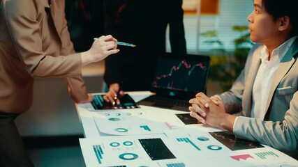 Fototapete - Businesswoman pointing at charts and graphs during a meeting with colleagues. The discussion focuses on data analysis and strategic planning in a corporate office environment