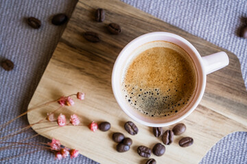 Tasse de café chaud sur la table avec des grains de café