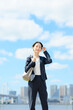 © Peak River - スーツ姿のビジネスウーマン