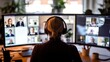© Business Image - Inspiration für Remote-Arbeit: Konzentrierter Mitarbeiter in virtueller Telefonkonferenz mit Kopfhörern