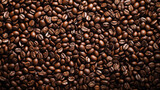 Na tle palonych ziaren kawy widoczny jest niezwykły szczegół każdego ziarna, którego głęboki brązowy kolor i błyszcząca powierzchnia zdradzają ich intensywny aromat.