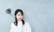 © metamorworks - 困った表情の女性