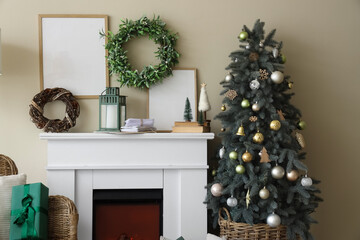 Canvas Print - Interior of living room with fireplace, Christmas tree and wreaths