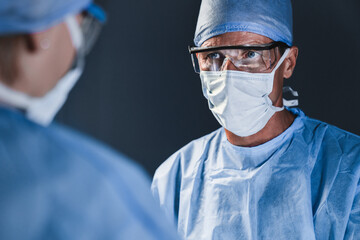 Surgeon team consulting during difficult operation proceed.