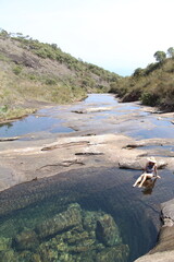 mulher no vale encantando no parque nacional do caparaó