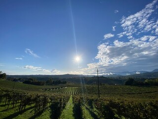 paesaggio di montagna con il sole