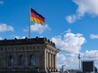 © Karsten - Deutschlandfahne auf dem Reichstagsgebäude im deutschen Bundestag in Berlin