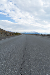 Carretera desolada sin personas a plena luz del día