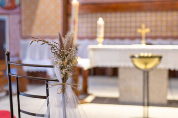 Gros plan sur un bouquet de fleurs séchées dans une église