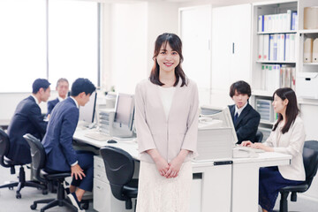 Poster - オフィスで笑顔を見せる若い女性社員