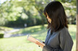 © zheng qiang - 夏の公園で静かに読書している女子高校生の姿