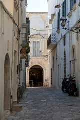 Canvas Print - Vertical view of a pedestrian street in the old historic quarter of Gallipoli in Italy