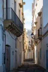 Canvas Print - Vertical view of a pedestrian street in the old historic quarter of Gallipoli in Italy