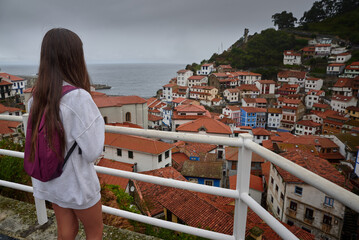 The girl looking at the city