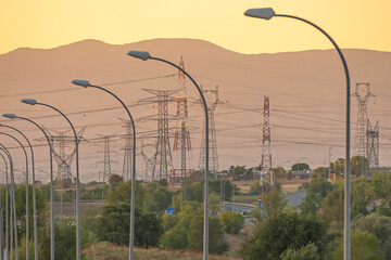 These cables transport large amounts of energy at high voltages, from power plants to the distribution centers closest to consumers 01