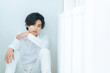 © metamorworks - 男性、座る、日本人、ファッション、イケメン、かっこいい、Z世代、透明感、清潔感、メンズ、コスメ、エステ、化粧品、美男子、アイドル、アー写、白い、若い、20代、ホワイト、サロンモデル、ポートレート、美容、ビューティー、男性用化粧品、メンズコスメ、スキンケア、美肌、ナチュラル、キュート、グラビア、爽やか、カメラ目線、カジュアル、リラックス、ライフスタイル、アパレル、コピースペース、ポーズ、シャツ、俳優