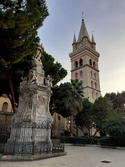 Il campanile della Cattedrale di Messina visto insieme alla statua dell'immacolata, dalla piazzetta laterale della Cattedrale.