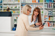 © Zamrznuti tonovi - Pharmacist meeting senior woman's needs at pharmacy shop.
