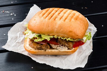 Canvas Print - Fast food sandwich with chicken, lettuce, tomatoes and mayonnaise.