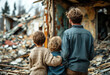 © Eugenie Kohl - Familie, die auf die Ruinen zerstörter Häuser blickt. Folgen des Krieges oder einer schweren Katastrophe, die ihre Umgebung verwüstet hat. Dokumentarfotografie Symbolbild für Nachrichten Generative KI