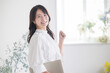 © kapinon - パソコンを持つガッツポーズなどポーズをとる女性　転職や勉強など若いかわいい女性のイメージ　カメラ目線