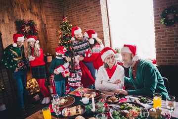 Poster - Photo of big full friendly family communicate smile gathering celebrate christmas apartment indoors