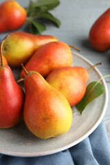 Canvas Print - Many ripe juicy pears on table, closeup