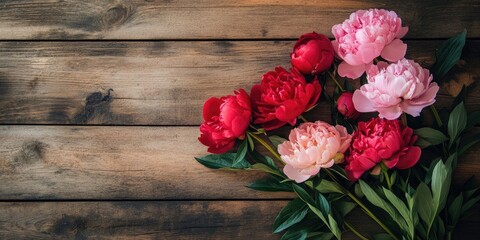 Aufkleber - Red and pink peonies on a wooden surface.