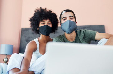 Canvas Print - Laptop, mask and streaming with couple in bedroom of home together for morning bonding or wellness. Covid, lockdown or quarantine with man and woman watching video on computer in bed at apartment