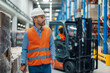 © Zamrznuti tonovi - Warehouse manager walking and supervising goods being moved by forklift driver
