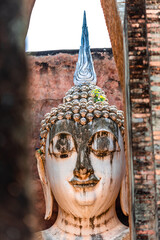 The background of one of the important tourist attractions in Sukhothai Historical Park, Wat Si Chum, has a large Buddha statue that is hundreds of years old for tourists to learn about its history.