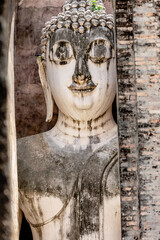 The background of one of the important tourist attractions in Sukhothai Historical Park, Wat Si Chum, has a large Buddha statue that is hundreds of years old for tourists to learn about its history.