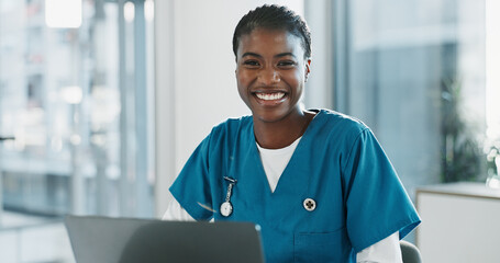 Aufkleber - Hospital, doctor and black woman with laptop, portrait and smile with research, online results and network. African person, medical or professional with computer, nurse and digital app with pride