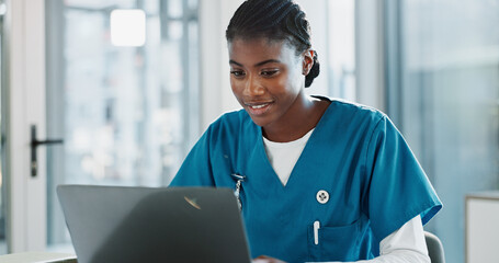 Aufkleber - Clinic, doctor and black woman with laptop, typing and thinking with research, online reading and network. African person, medical or happy professional with computer, nurse or connection in hospital