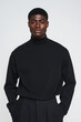 © Tamara - modelo masculino exótico afroamericano con trajes inverno classico