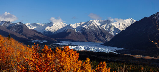 Wall Mural - snow covered mountains and matanuska glacier along glen highway in alaska during autumn time.