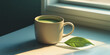 © CarlosEduardo - Latte de matcha cremoso com uma folha de chá verde