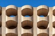 © pham - 建物のユニークな円形のデザインと青空のコントラスト、都市の近代的な建築の一例