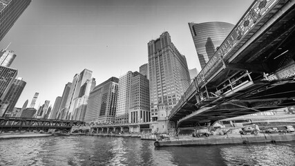 Fototapete - Chicago, IL - July 25, 2024: Amazing sunset view of Downtown Chicago skyscrapers from a cruise along the city river