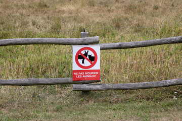 ne pas nourir les animaux french text sign on fence means do not feed the animals