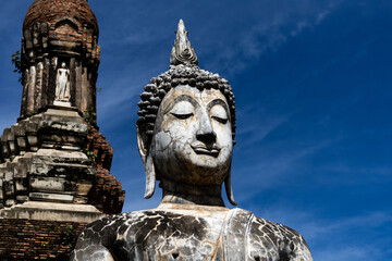 Buddha antico in meditazione parco storico Thailandia