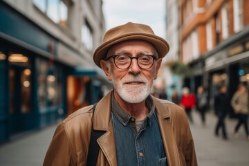 Poster - Portrait of senior man with hat and eyeglasses in the city.