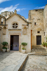 Matera è una città situata su un affioramento roccioso in Basilicata, nell'Italia Meridionale. Include l'area dei Sassi, un complesso di Case Grotta scavate nella montagna.